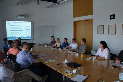 Gespannt lauschen die Teilnehmer den Ausführungen von Fr. Scheibe