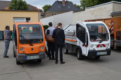 Die Teilnehmer begutachten die Fahrzeuge und bekommen technische Eindrücke